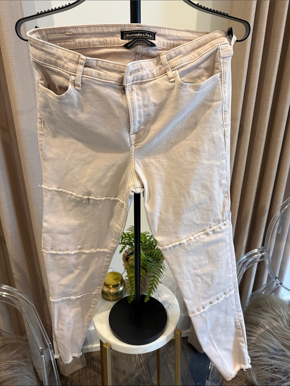 Abercrombie & Fitch Women's Light Cream Skinny Jeans with Distressed Seams